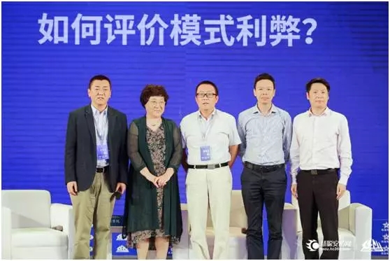 “專注安全、不止于安防，多應(yīng)用場(chǎng)景下安防企業(yè)的發(fā)展策略”論壇參與嘉賓合影.webp.jpg